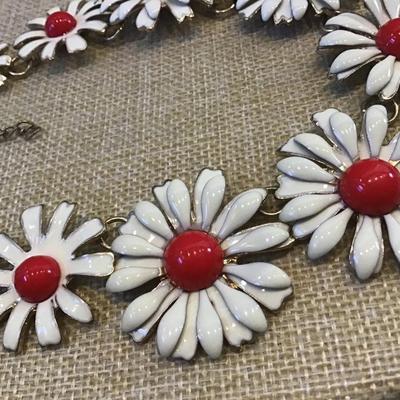Enamel daisy necklace