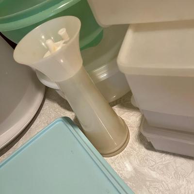 Mix of vintage Tupperware