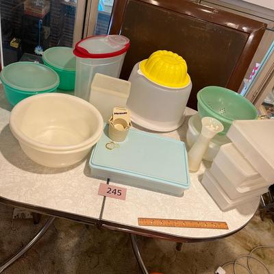 Mix of vintage Tupperware