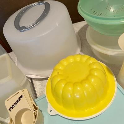 Mix of vintage Tupperware