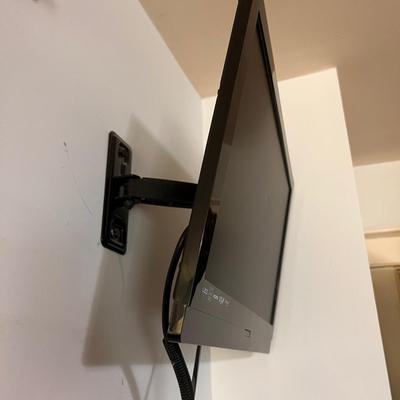 Emerson LED TV with Wall Mount 22"