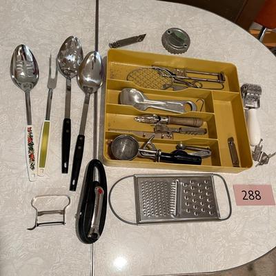 Draw divider & kitchen utensils