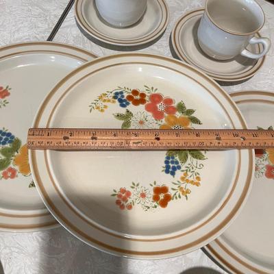70â€™s floral plates + more