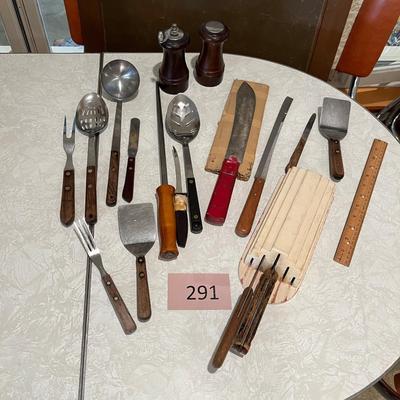Kitchen knives & utensils