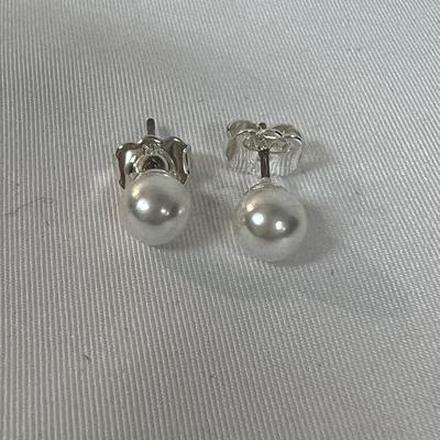 32 Pairs of 925 Earrings and More (B4-MK)