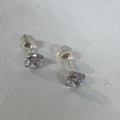 32 Pairs of 925 Earrings and More (B4-MK)