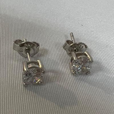 32 Pairs of 925 Earrings and More (B4-MK)