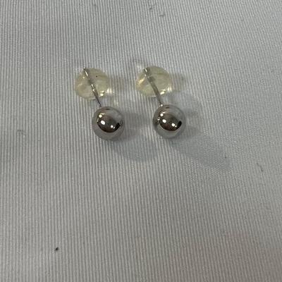 32 Pairs of 925 Earrings and More (B4-MK)