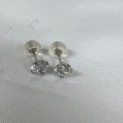 32 Pairs of 925 Earrings and More (B4-MK)