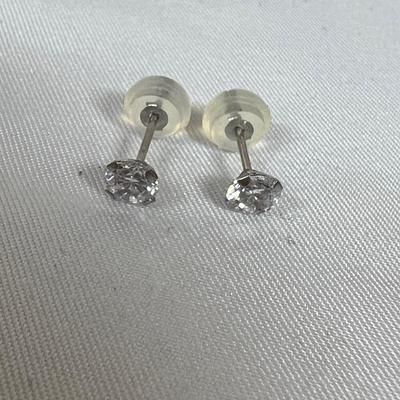 32 Pairs of 925 Earrings and More (B4-MK)