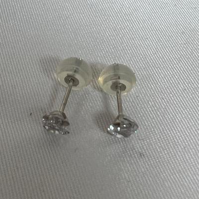 32 Pairs of 925 Earrings and More (B4-MK)