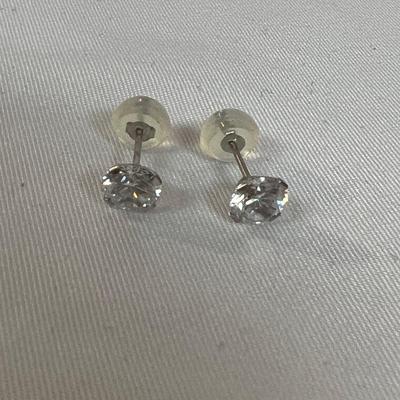 32 Pairs of 925 Earrings and More (B4-MK)