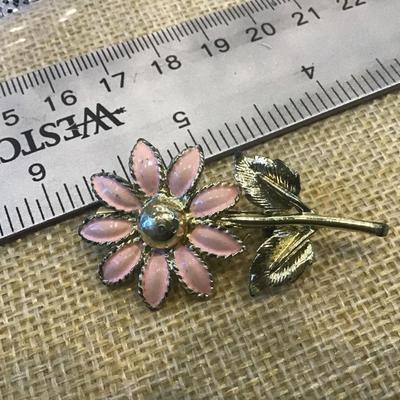 Vintage, pink, daisy brooch