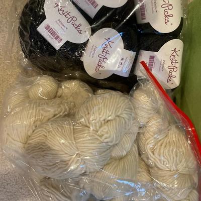 Knit picks palette and cream yarn