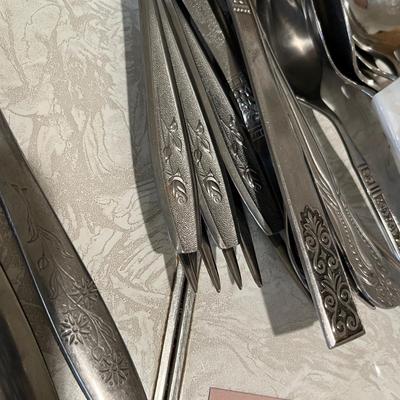 More mixed lot of flatware