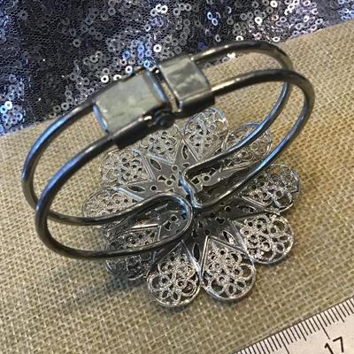 Fashion hinged bracelet