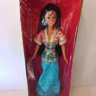 Satiny shimmer Mulan Barbie Doll #19432 DISNEY Movie Figure 1996 -19432