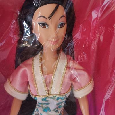 Satiny shimmer Mulan Barbie Doll #19432 DISNEY Movie Figure 1996 -19432