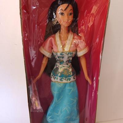 Satiny shimmer Mulan Barbie Doll #19432 DISNEY Movie Figure 1996 -19432