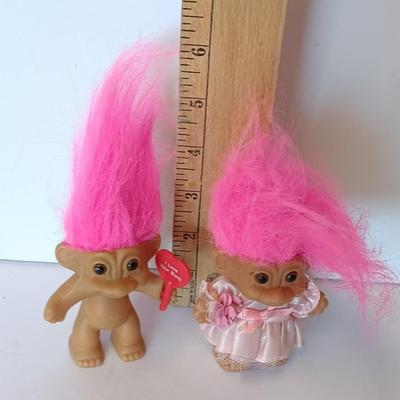 He loves her buns!  Pink haired troll dolls - Boy with I love your buns sign and girl in dress