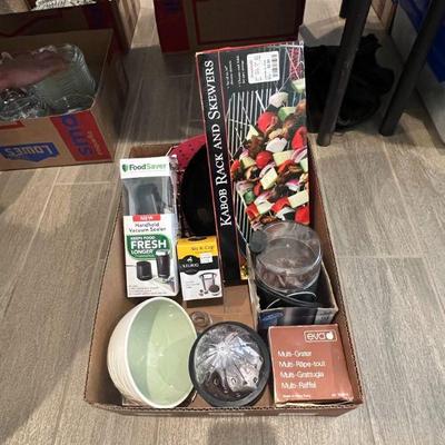 Lot 85 - box of kitchen misc