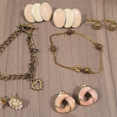 #94: Mixed lot of Earrings and Bracelets