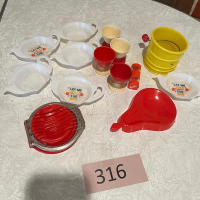 Assorted kitchen vintage plastic