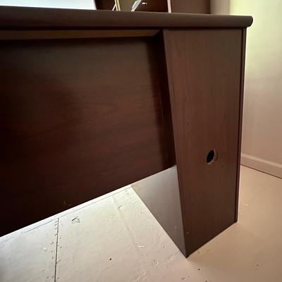 Realspace Manager Desk - Magellan Collection (O-KL)