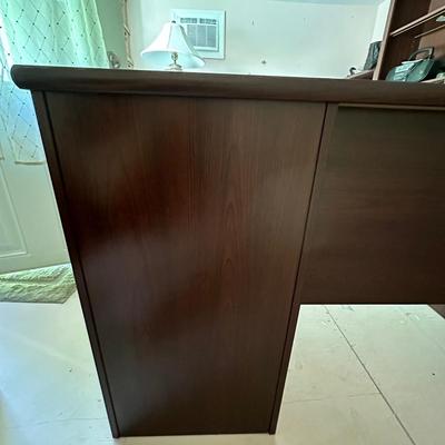 Realspace Manager Desk - Magellan Collection (O-KL)