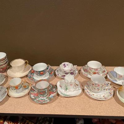 Mini tea cups & saucers