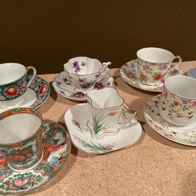 Mini tea cups & saucers