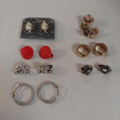 Vintage Clip-on Earrings (B4-BBL)