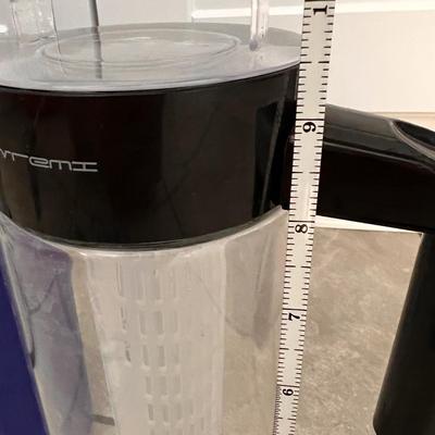 Mixed Kitchen Lot - Keurig, Pyrex, Vremi