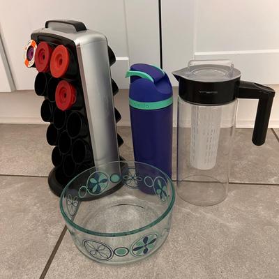 Mixed Kitchen Lot - Keurig, Pyrex, Vremi