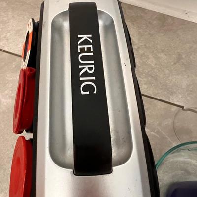 Mixed Kitchen Lot - Keurig, Pyrex, Vremi