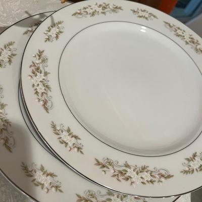 Vintage travel souvenir plates + more
