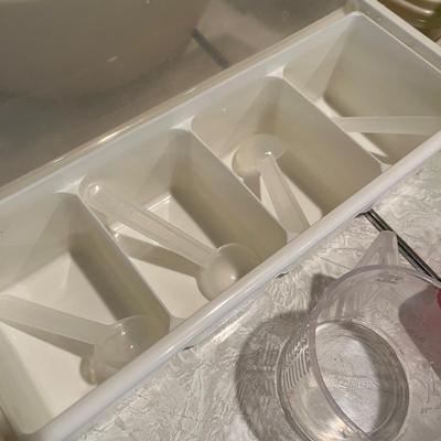 Lot of plastic kitchenware