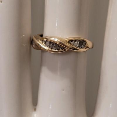 #195: 10kt Gold & Diamond Ring