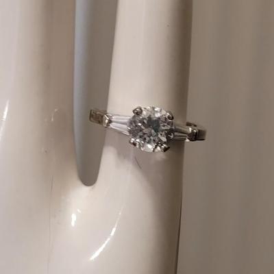 #200: 18kt GE Cubic Zirconia Ring