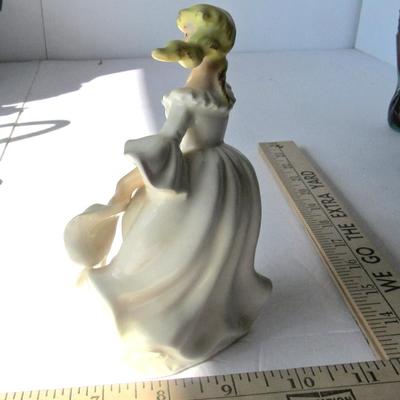 Lot 456: Vintage Lady Figurine
