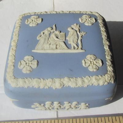 Lot 457:  Vintage Wedgwood Dresser Box