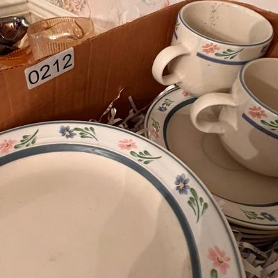TIENSHAN Stoneware â€œWild Flowersâ€ 8 Person Setting