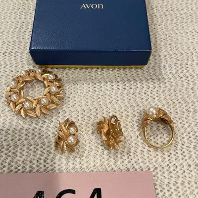 Avon Gold tone Pearls & earrings