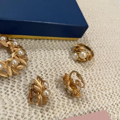 Avon Gold tone Pearls & earrings