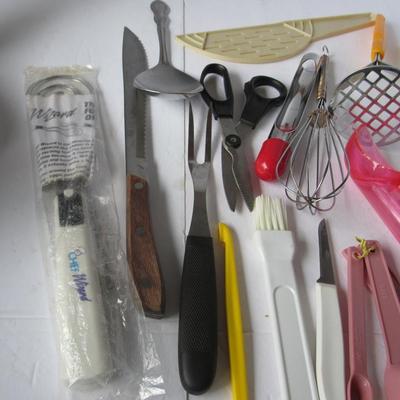 Lot 475: Large Lot of Kitchen Utensils/Rolling Pin