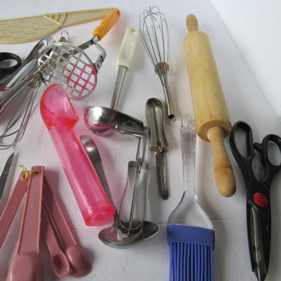 Lot 475: Large Lot of Kitchen Utensils/Rolling Pin