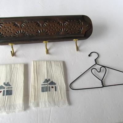 Lot 478:  Vintage Pfaltzgraff Village Copper Wall Key Holder or Kitchen Pot Holder
