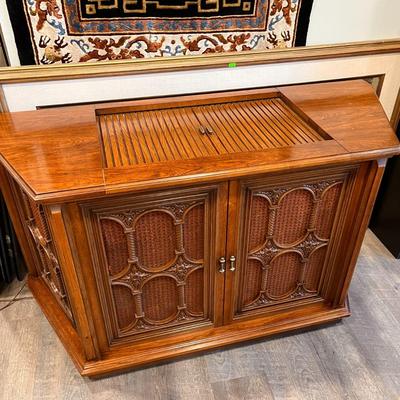 VINTAGE â€œMAGNAVOX MICROMATIC ASTRO-SONICâ€ CABINET CONSOLE AM-FM-PHONOGRAPH 