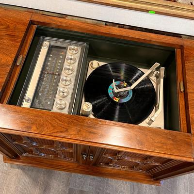 VINTAGE â€œMAGNAVOX MICROMATIC ASTRO-SONICâ€ CABINET CONSOLE AM-FM-PHONOGRAPH 