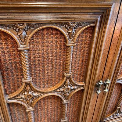 VINTAGE â€œMAGNAVOX MICROMATIC ASTRO-SONICâ€ CABINET CONSOLE AM-FM-PHONOGRAPH 